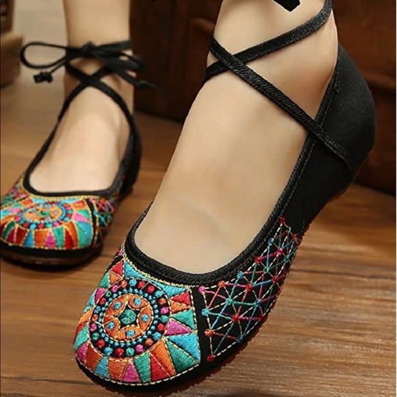 Women’s Embroidered Mary Jane Shoes- size 7 - Picture 2 of 5